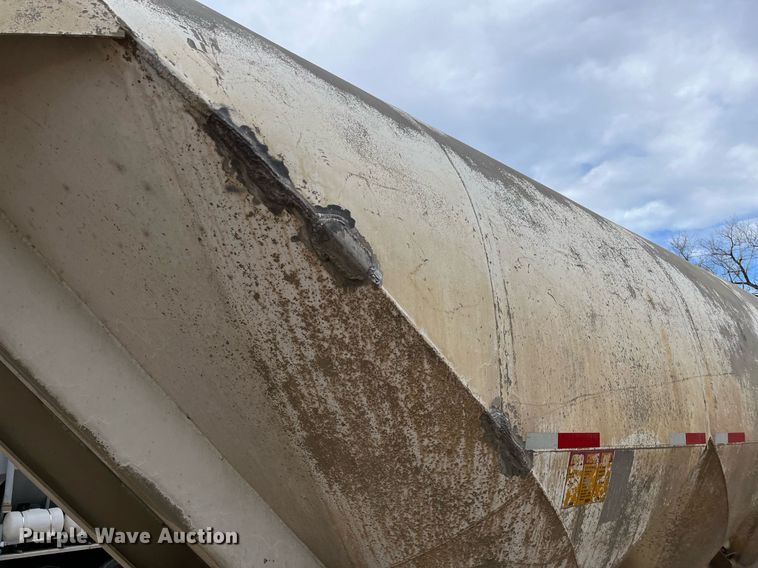 image for item DG5400 1974 Fruehauf  pneumatic dry bulk trailer