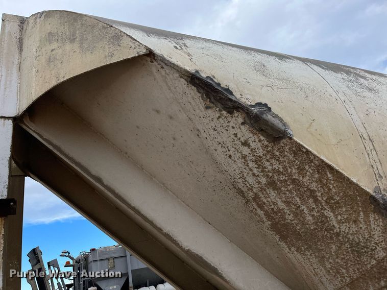 image for item DG5400 1974 Fruehauf  pneumatic dry bulk trailer