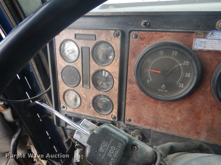 image for item DJ7012 1995 International 9300  dump truck