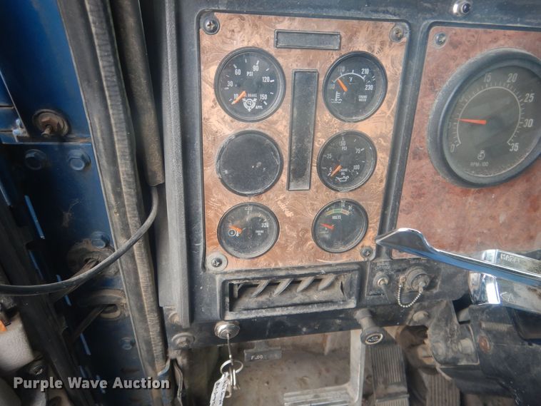 image for item DJ7012 1995 International 9300  dump truck