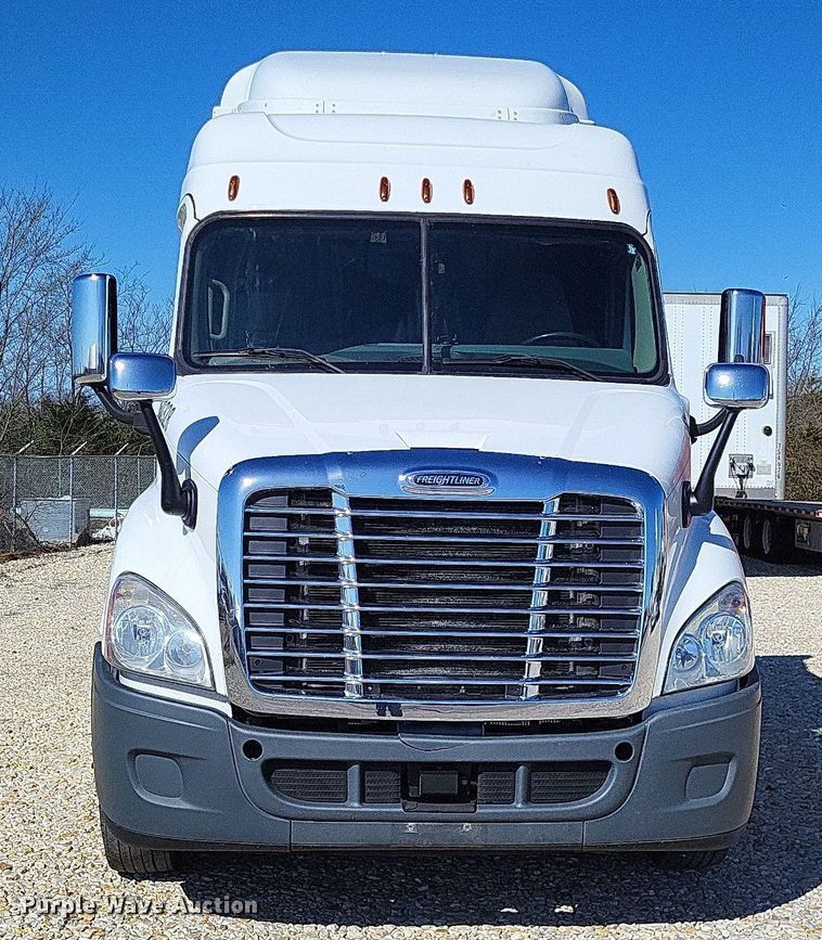 image for item DO3634 2016 Freightliner Cascadia 113  semi truck