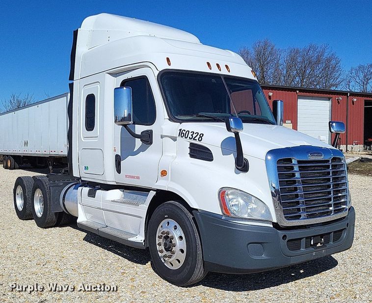 image for item DO3634 2016 Freightliner Cascadia 113  semi truck