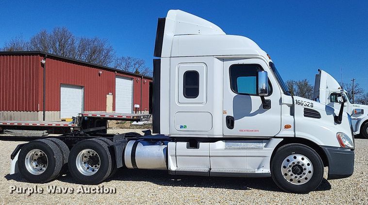 image for item DO3634 2016 Freightliner Cascadia 113  semi truck