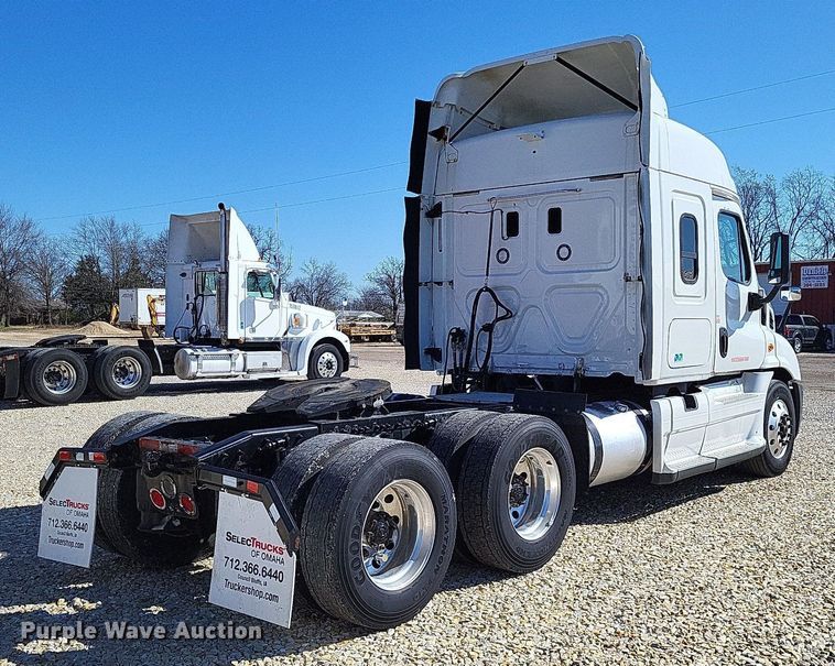 image for item DO3634 2016 Freightliner Cascadia 113  semi truck