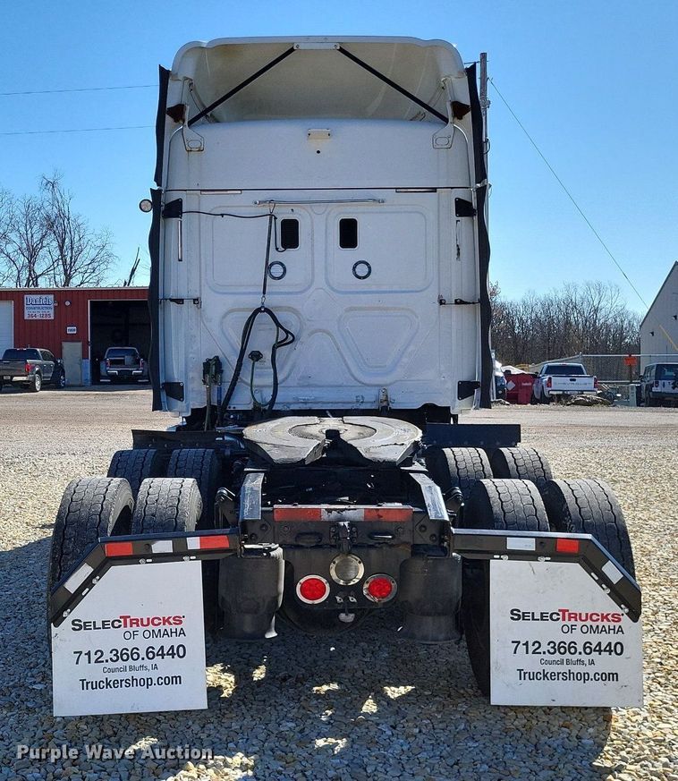 image for item DO3634 2016 Freightliner Cascadia 113  semi truck