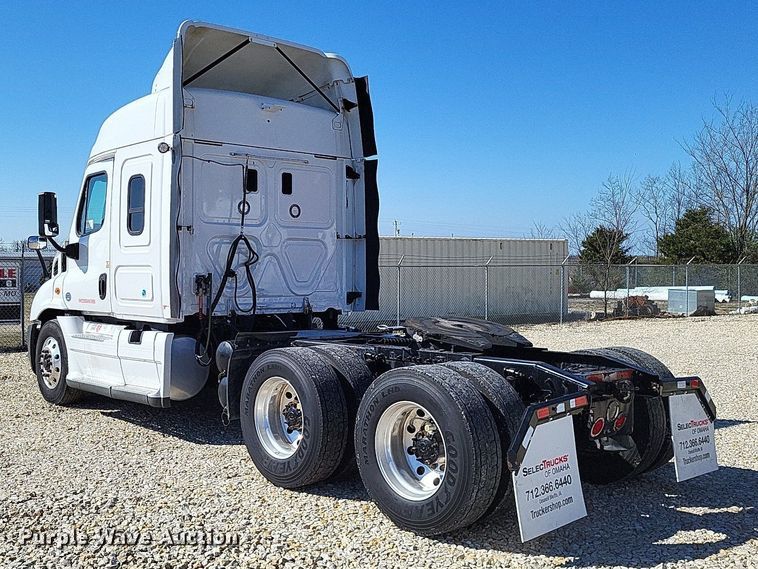 image for item DO3634 2016 Freightliner Cascadia 113  semi truck