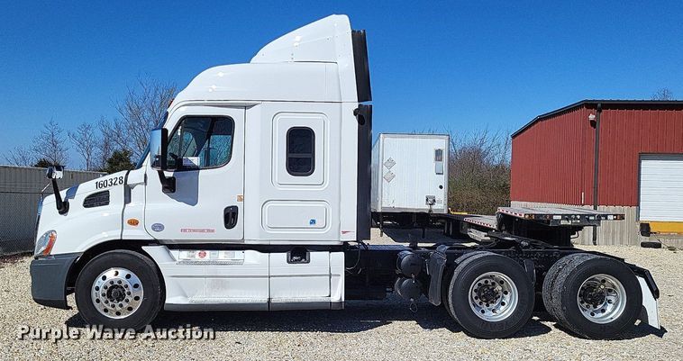 image for item DO3634 2016 Freightliner Cascadia 113  semi truck