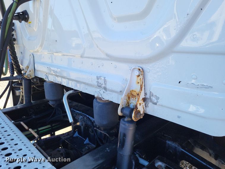 image for item DO3634 2016 Freightliner Cascadia 113  semi truck