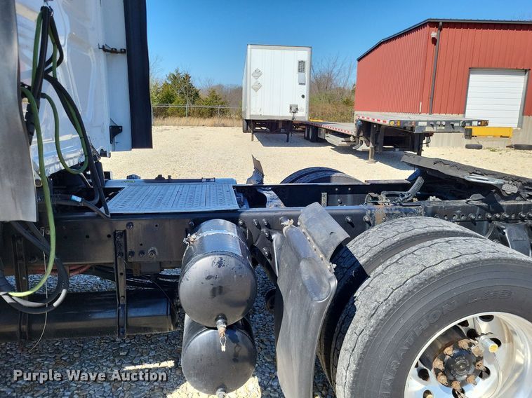 image for item DO3634 2016 Freightliner Cascadia 113  semi truck