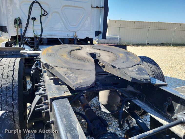 image for item DO3634 2016 Freightliner Cascadia 113  semi truck