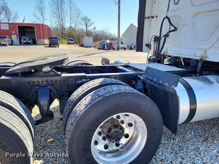 image for item DO3634 2016 Freightliner Cascadia 113  semi truck