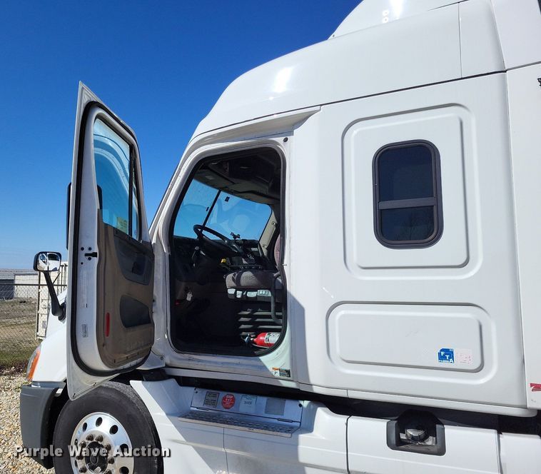 image for item DO3634 2016 Freightliner Cascadia 113  semi truck