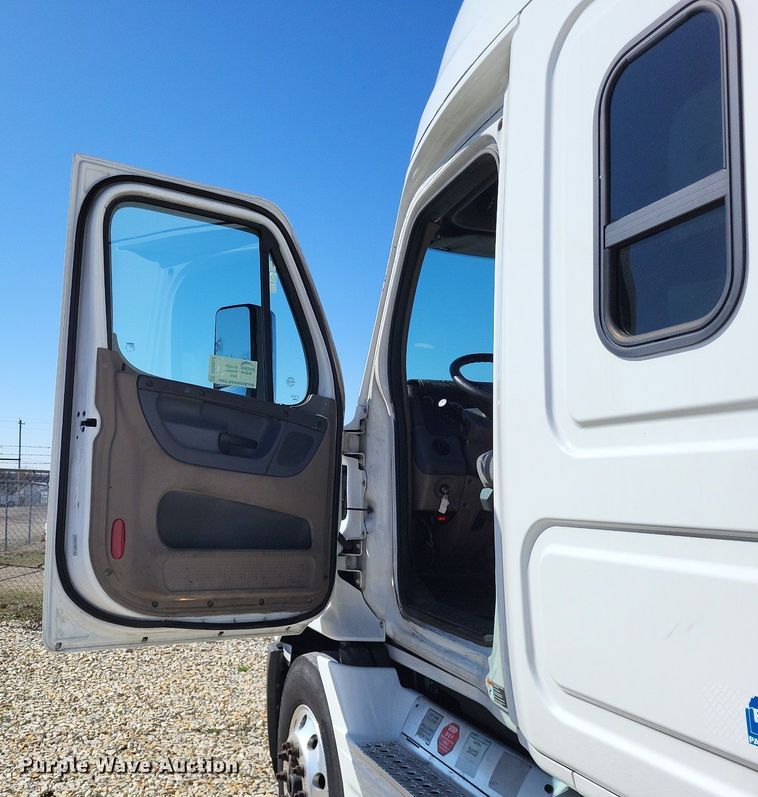 image for item DO3634 2016 Freightliner Cascadia 113  semi truck