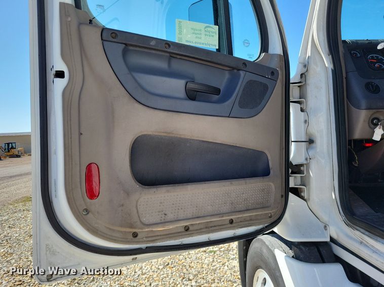 image for item DO3634 2016 Freightliner Cascadia 113  semi truck