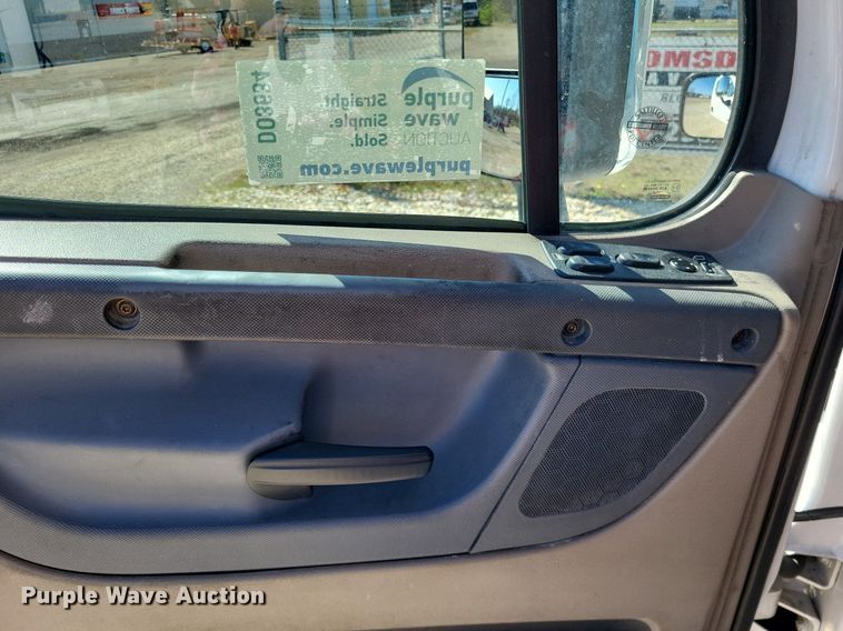 image for item DO3634 2016 Freightliner Cascadia 113  semi truck