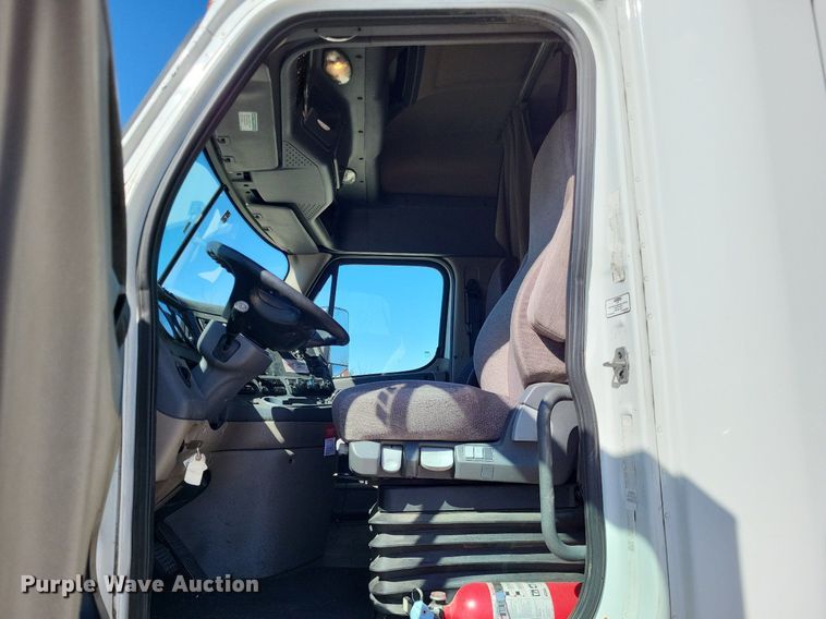 image for item DO3634 2016 Freightliner Cascadia 113  semi truck