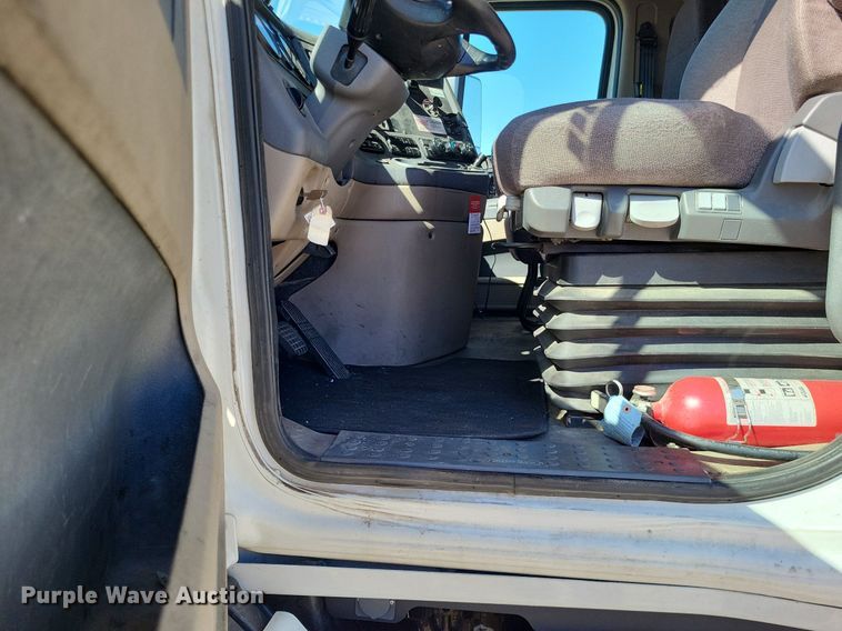 image for item DO3634 2016 Freightliner Cascadia 113  semi truck