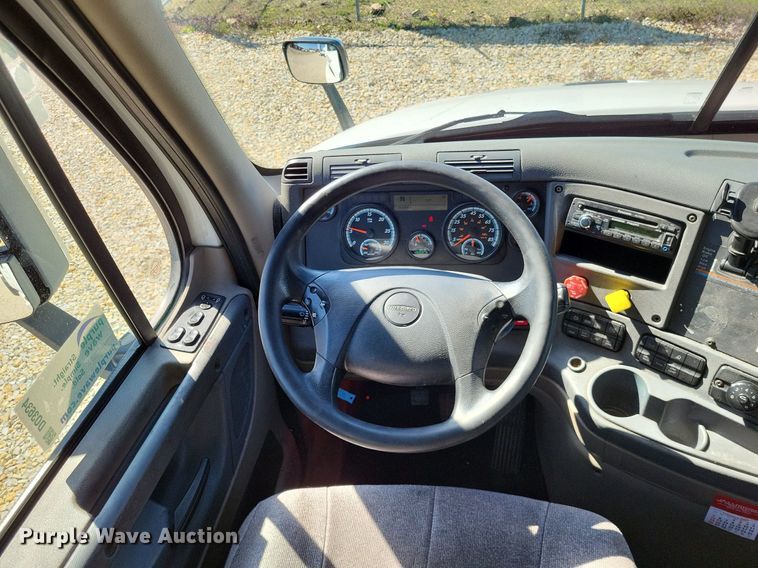 image for item DO3634 2016 Freightliner Cascadia 113  semi truck