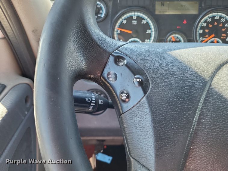 image for item DO3634 2016 Freightliner Cascadia 113  semi truck