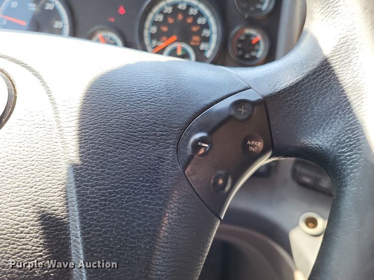 image for item DO3634 2016 Freightliner Cascadia 113  semi truck