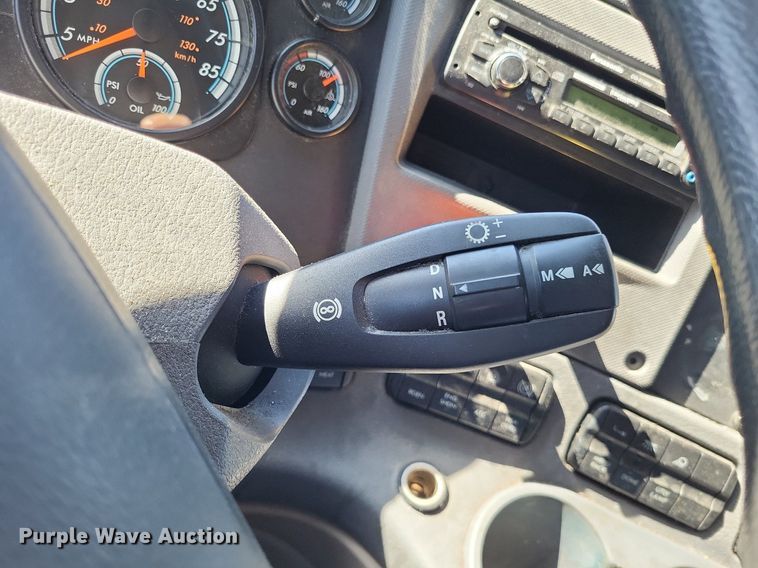 image for item DO3634 2016 Freightliner Cascadia 113  semi truck