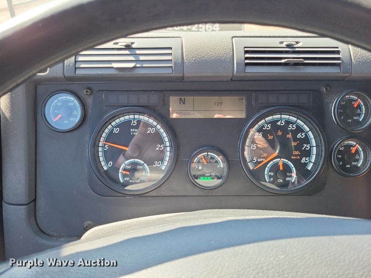 image for item DO3634 2016 Freightliner Cascadia 113  semi truck