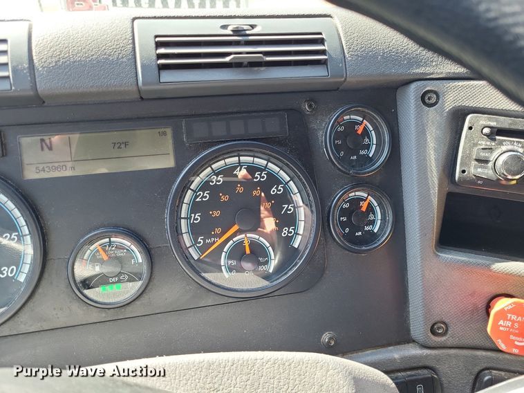 image for item DO3634 2016 Freightliner Cascadia 113  semi truck