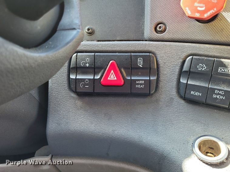 image for item DO3634 2016 Freightliner Cascadia 113  semi truck