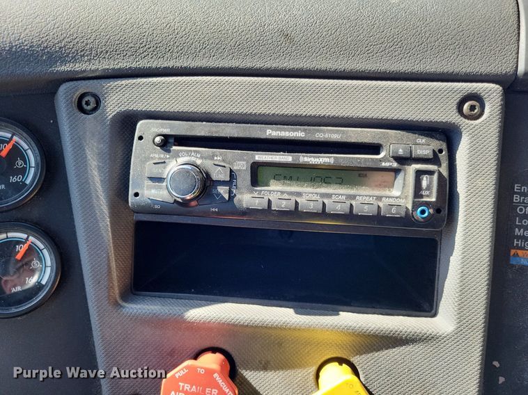 image for item DO3634 2016 Freightliner Cascadia 113  semi truck