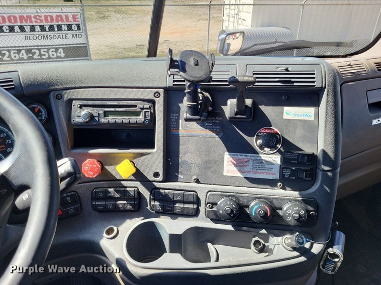 image for item DO3634 2016 Freightliner Cascadia 113  semi truck