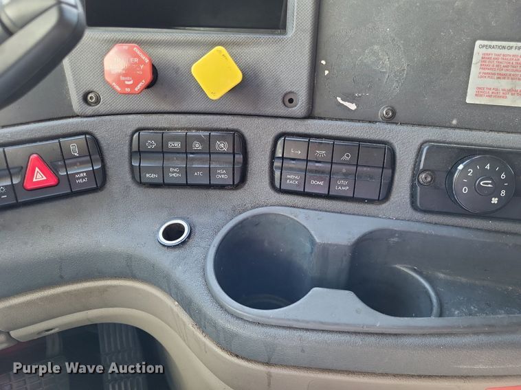 image for item DO3634 2016 Freightliner Cascadia 113  semi truck