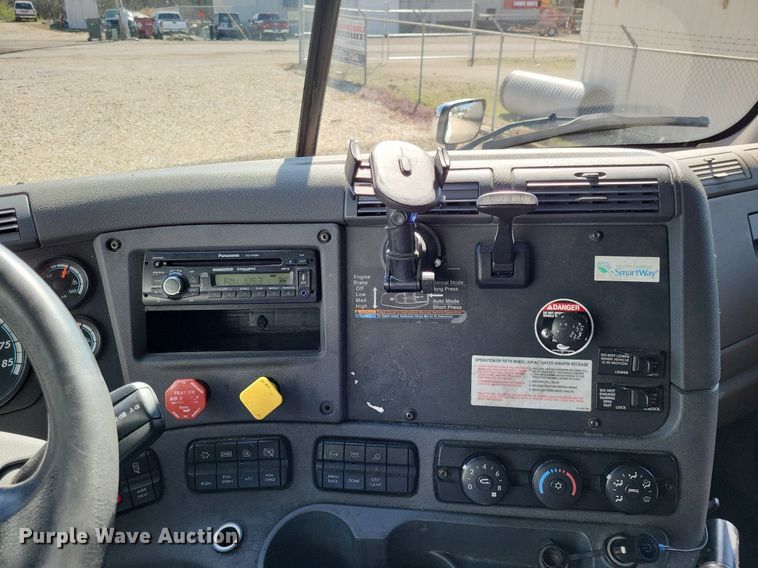 image for item DO3634 2016 Freightliner Cascadia 113  semi truck