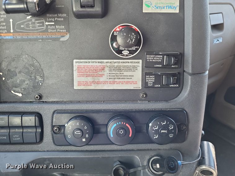 image for item DO3634 2016 Freightliner Cascadia 113  semi truck