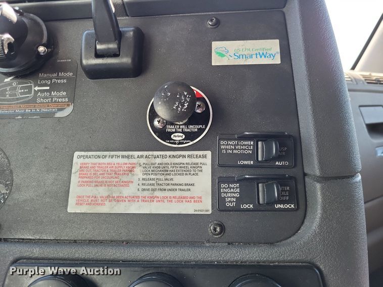 image for item DO3634 2016 Freightliner Cascadia 113  semi truck