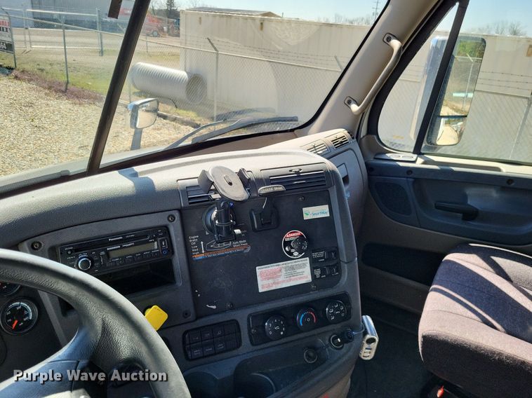 image for item DO3634 2016 Freightliner Cascadia 113  semi truck