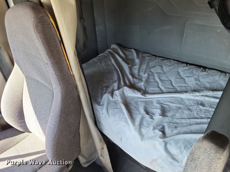 image for item DO3634 2016 Freightliner Cascadia 113  semi truck