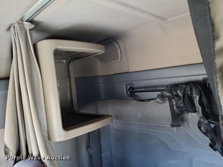 image for item DO3634 2016 Freightliner Cascadia 113  semi truck