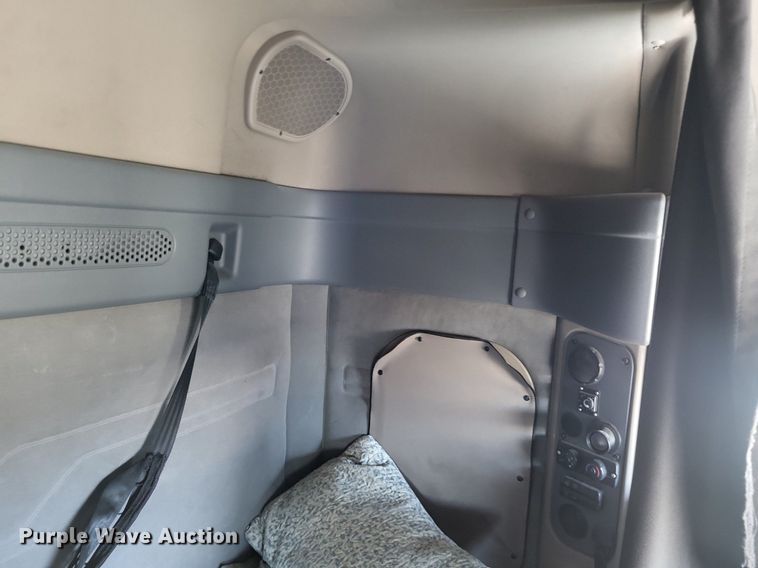 image for item DO3634 2016 Freightliner Cascadia 113  semi truck