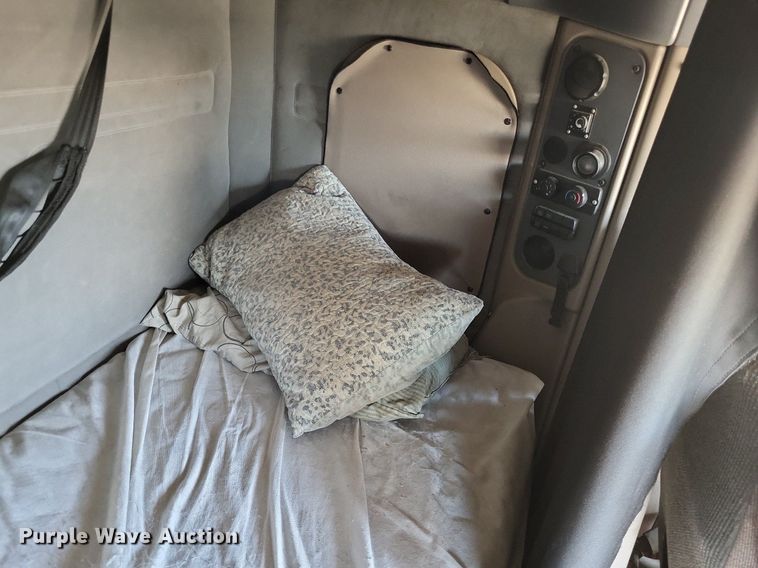 image for item DO3634 2016 Freightliner Cascadia 113  semi truck