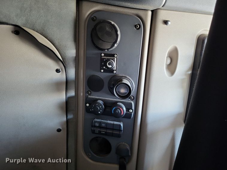 image for item DO3634 2016 Freightliner Cascadia 113  semi truck