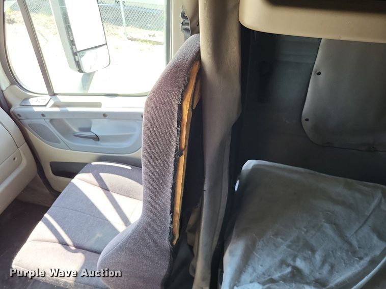 image for item DO3634 2016 Freightliner Cascadia 113  semi truck