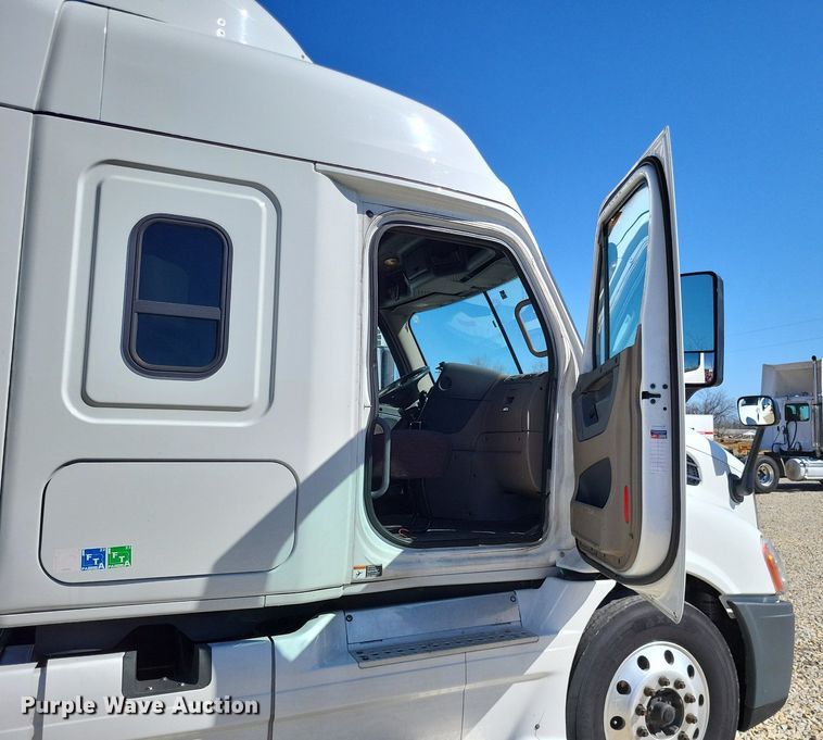 image for item DO3634 2016 Freightliner Cascadia 113  semi truck