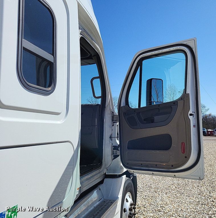 image for item DO3634 2016 Freightliner Cascadia 113  semi truck