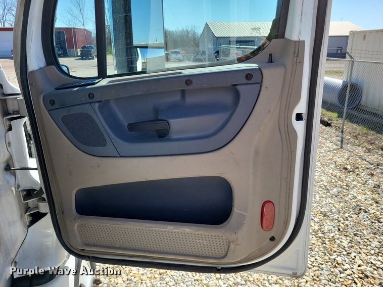 image for item DO3634 2016 Freightliner Cascadia 113  semi truck