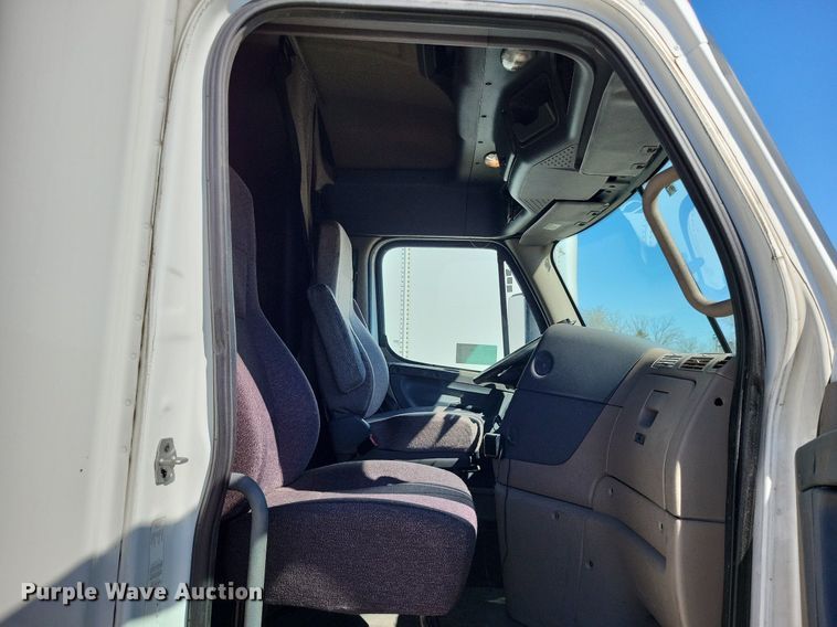 image for item DO3634 2016 Freightliner Cascadia 113  semi truck