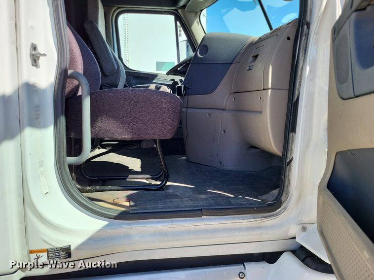 image for item DO3634 2016 Freightliner Cascadia 113  semi truck