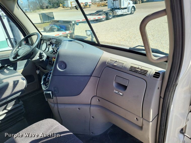 image for item DO3634 2016 Freightliner Cascadia 113  semi truck