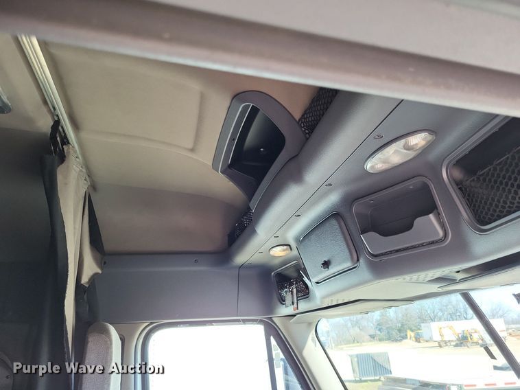 image for item DO3634 2016 Freightliner Cascadia 113  semi truck