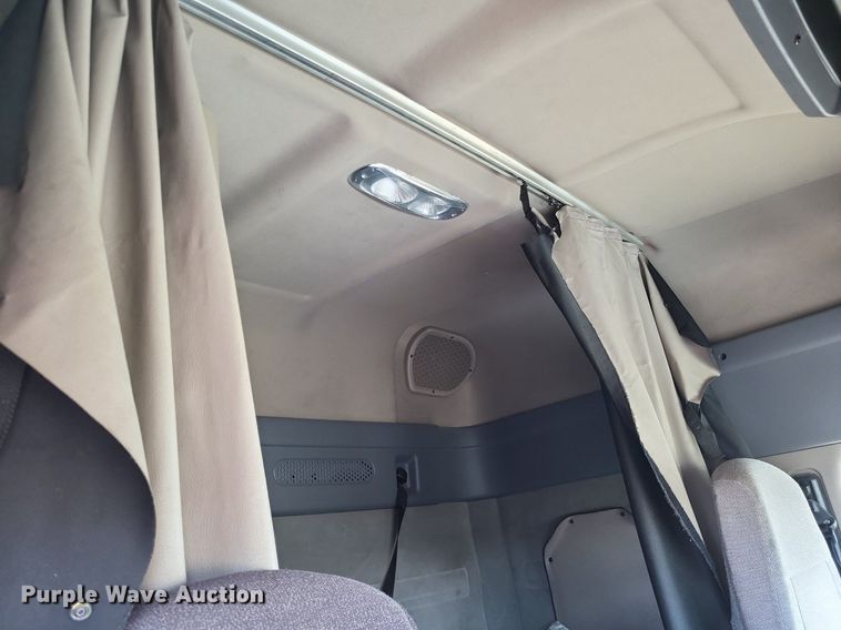 image for item DO3634 2016 Freightliner Cascadia 113  semi truck