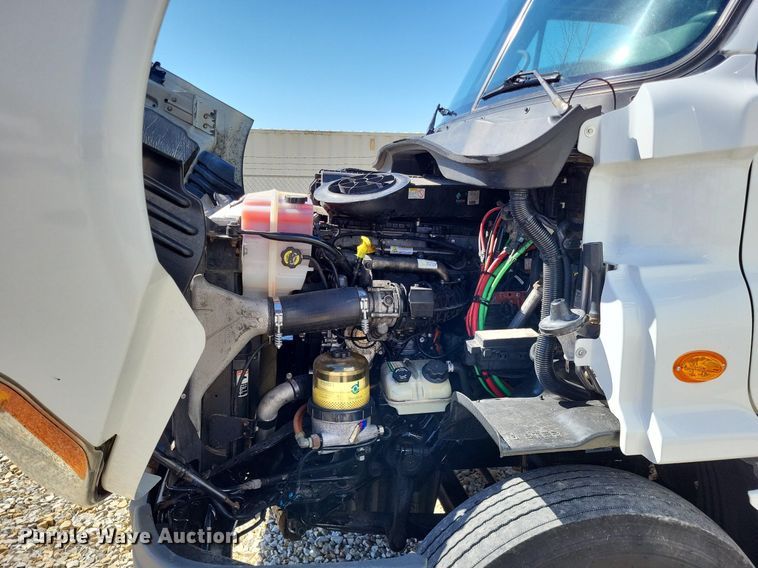 image for item DO3634 2016 Freightliner Cascadia 113  semi truck